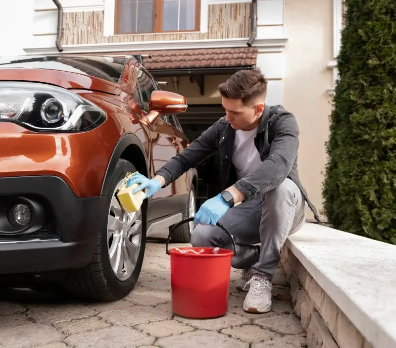 Lavage auto à domicile Parcé-sur-Sarthe : professionnel intervenant sur un véhicule